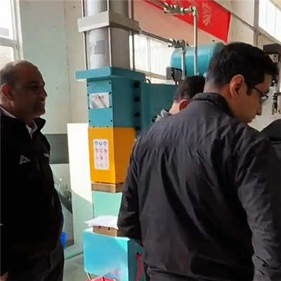 རྒྱ་གར་གྱི་ཚོང་མགྲོན་པ་ཚུ་གིས་ ཧའེ་ཧྥེ་གློག་སྦྱོར་འཕྲུལ་ཆས་བཟོ་གྲྭ་ནང་ ལྟ་སྐོ...
